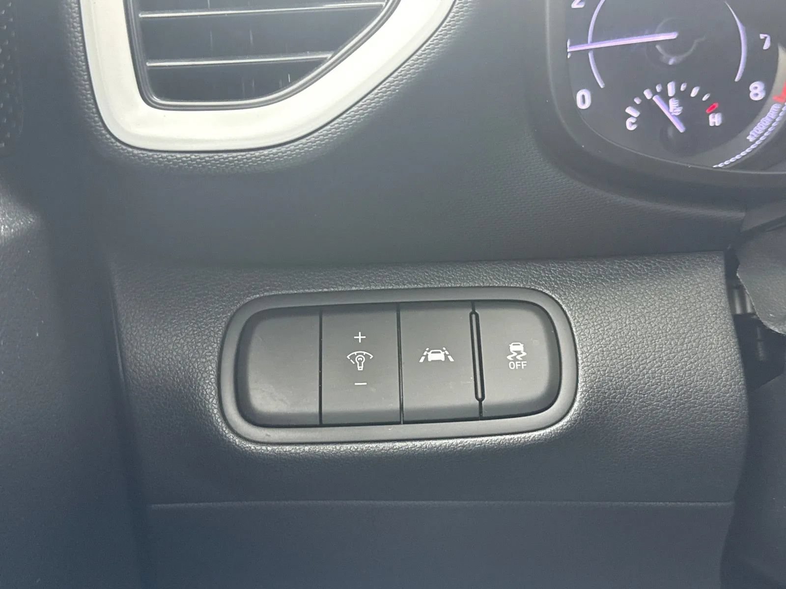 Used 2022 Hyundai Venue Limited FWD image 18