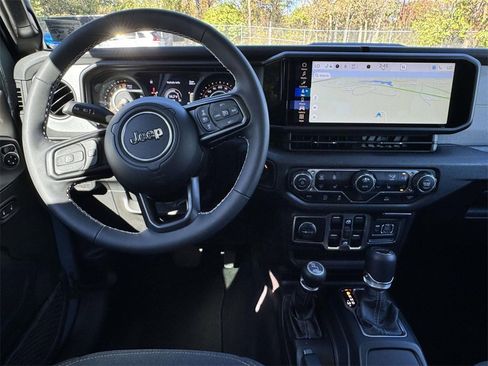 Used 2025 Jeep Gladiator Sport image 15