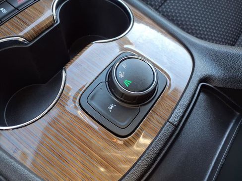 Used 2023 GMC Acadia SLE w/ Elevation Edition image 7