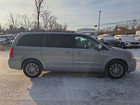 Used 2013 Chrysler Town & Country Touring-L w/ Driver Convenience Group image 4