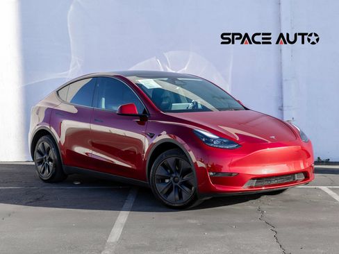 Used 2024 Tesla Model Y Long Range AWD/4WD image 1