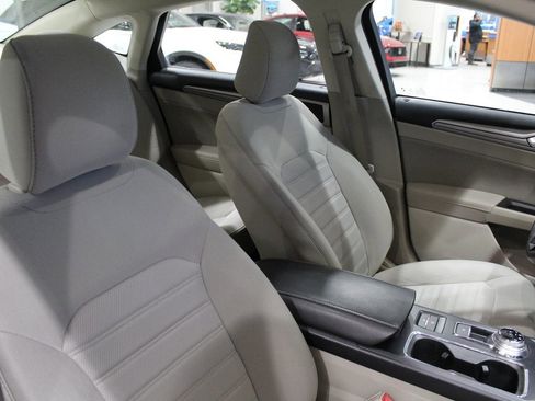 Used 2020 Ford Fusion SE image 21