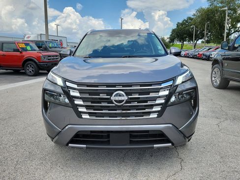 Used 2025 Nissan Rogue SL w/ Tech Package FWD image 2