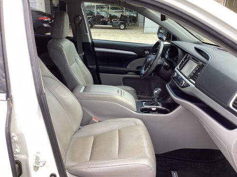 Used 2019 Toyota Highlander XLE FWD image 10