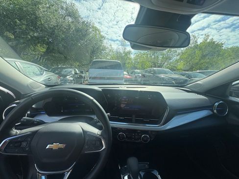 Used 2025 Chevrolet Trax LT w/ LT Convenience Package image 32