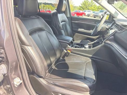 Used 2023 Jeep Grand Cherokee Limited w/ Black Appearance Package AWD/4WD image 25