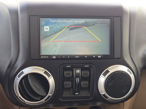 Used 2015 Jeep Wrangler Unlimited Sahara w/ Connectivity Group image 19