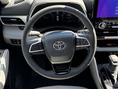 New 2026 Toyota Highlander Platinum image 14