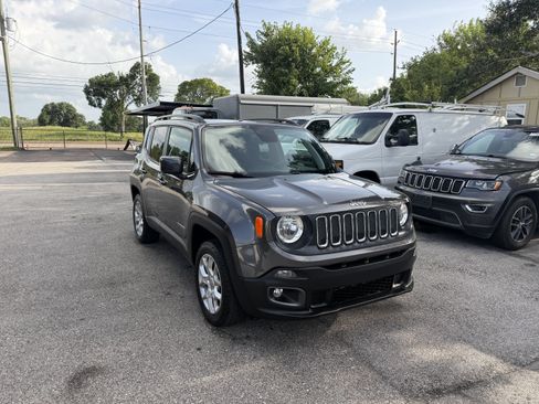 Used 2018 Jeep Renegade Latitude w/ Cold Weather Group AWD/4WD image 26