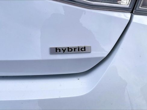 Used 2025 Hyundai Elantra Limited image 8