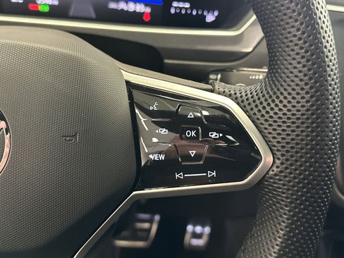 Used 2024 Volkswagen Tiguan SE R-Line image 35