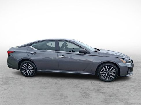Used 2025 Nissan Altima 2.5 SV FWD image 6