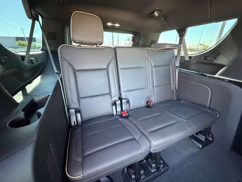 Used 2024 GMC Yukon XL SLT w/ SLT Luxury Package AWD/4WD image 12