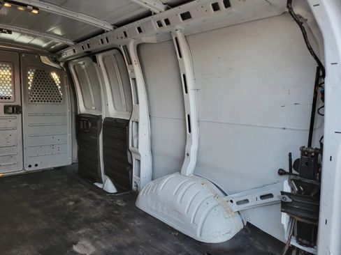 Used 2017 GMC Savana 2500 image 29