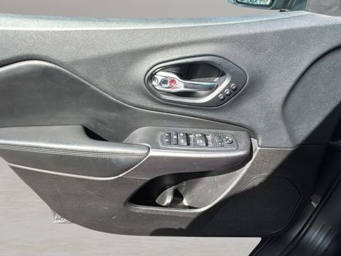 Used 2019 Jeep Cherokee Limited image 17