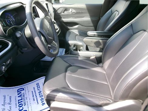 Used 2025 Chrysler Pacifica Select FWD image 14