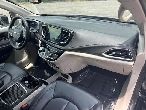 Used 2023 Chrysler Pacifica Touring-L FWD image 29