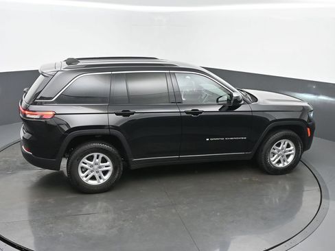 Used 2024 Jeep Grand Cherokee Laredo AWD/4WD image 43
