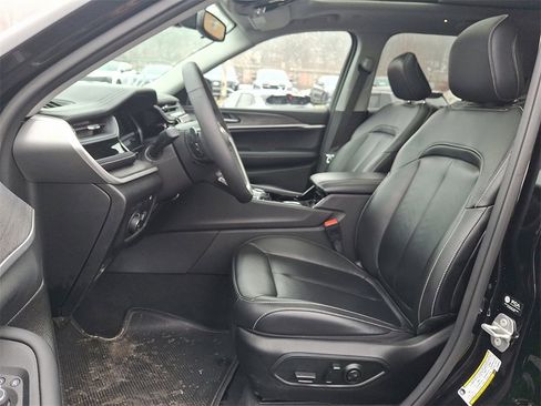 Used 2023 Jeep Grand Cherokee 4WD 4xe image 14