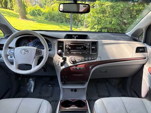 Used 2013 Toyota Sienna XLE FWD image 12