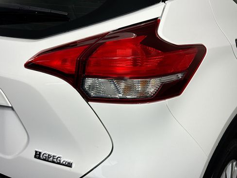 Used 2020 Nissan Kicks S image 34