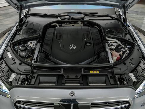 Used 2022 Mercedes-Benz S 580 4MATIC Sedan w/ AMG Line Package image 3