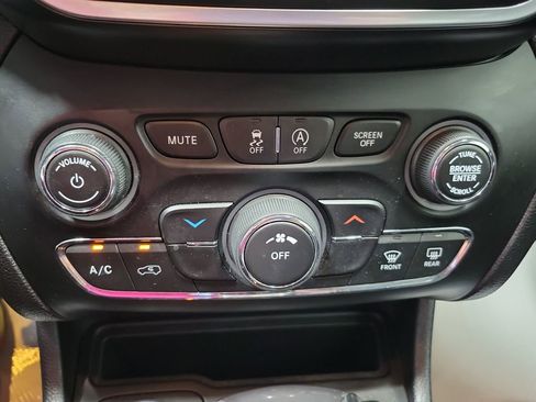Used 2020 Jeep Cherokee Latitude Plus w/ Cold Weather Group AWD/4WD image 39