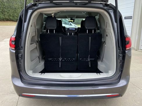 Used 2023 Chrysler Pacifica Touring-L FWD image 31