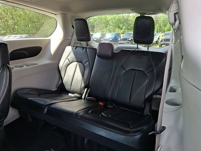 Used 2024 Chrysler Pacifica Touring-L FWD image 11