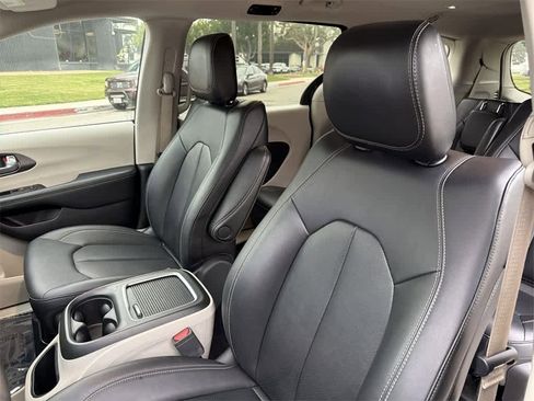 Used 2024 Chrysler Pacifica Select image 27