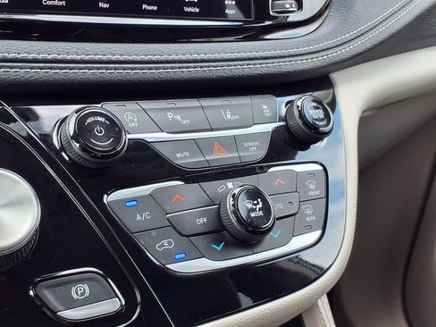 Certified 2023 Chrysler Pacifica Limited FWD image 15