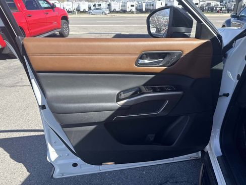 Used 2022 Nissan Pathfinder Platinum w/ Lighting Package (N93) image 12