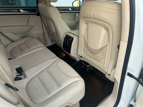 Used 2013 Volkswagen Touareg TDI image 18