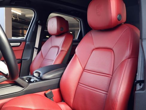 Certified 2023 Porsche Cayenne Platinum Edition image 5