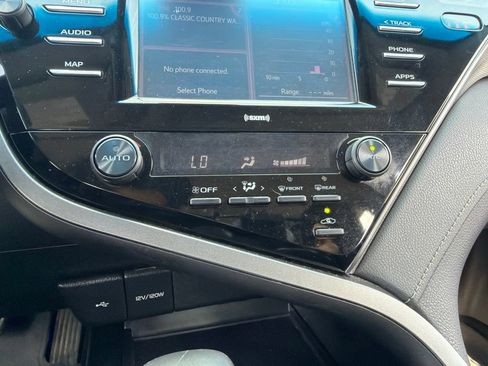 Used 2020 Toyota Camry SE FWD image 12