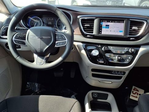 Used 2024 Chrysler Voyager LX FWD image 17