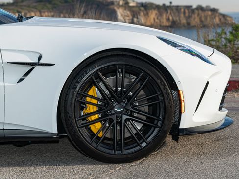 Used 2025 Aston Martin V8 Vantage Coupe RWD image 23