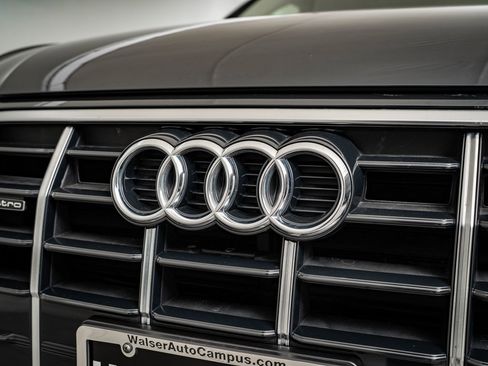 Used 2023 Audi Q5 2.0T Premium w/ Convenience Package image 3