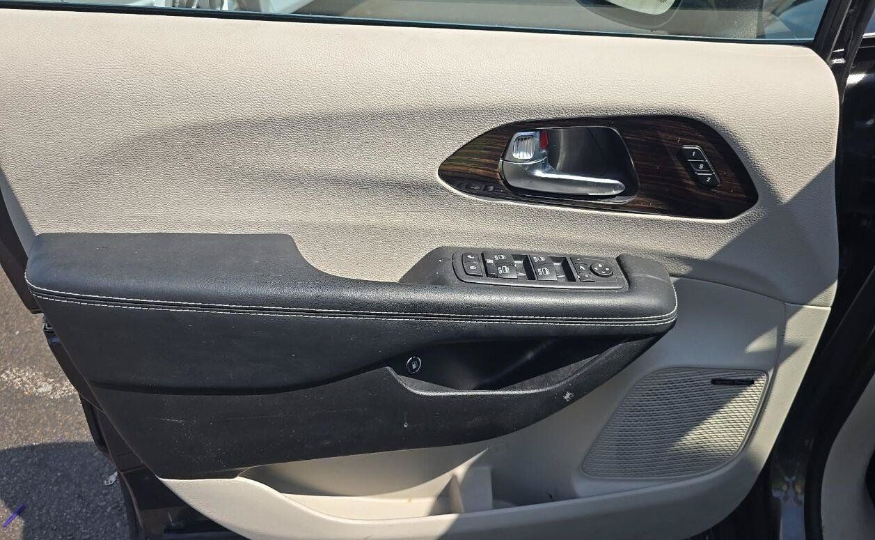 Used 2021 Chrysler Pacifica Limited w/ Uconnect Theater Family Group FWD image 15