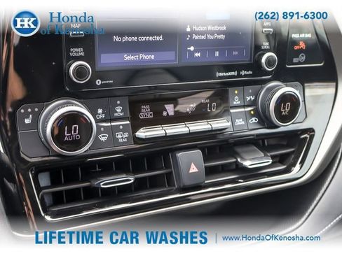 Used 2021 Toyota Highlander XLE AWD/4WD image 21