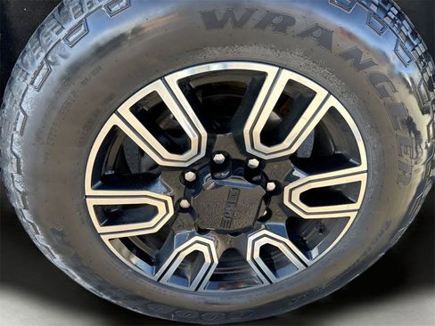 Used 2020 GMC Sierra 2500 AT4 w/ AT4 Premium Package image 9