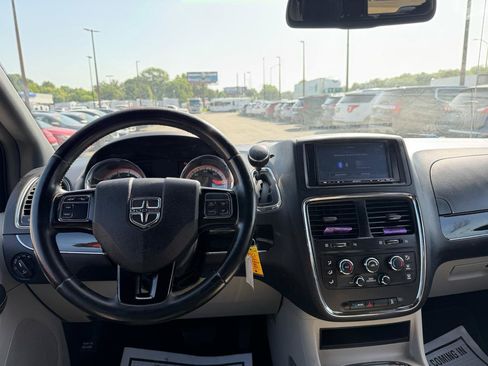 Used 2019 Dodge Grand Caravan SXT FWD image 18