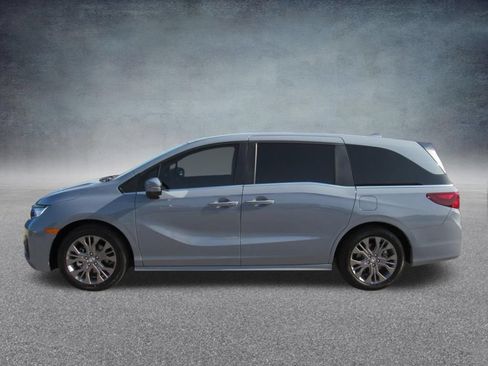 Used 2025 Honda Odyssey Touring image 3