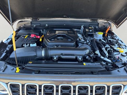 Used 2025 Jeep Wrangler Unlimited Sahara AWD/4WD image 9