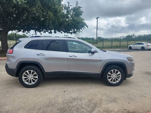 Used 2019 Jeep Cherokee Latitude w/ Popular Appearance Group AWD/4WD image 2