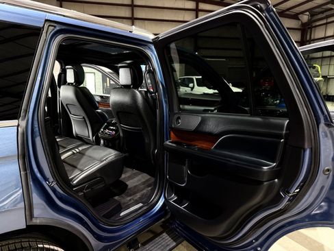 Used 2019 Lincoln Navigator Select w/ Technology Package RWD image 21