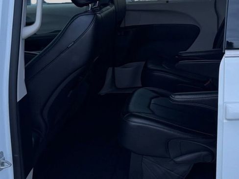 Used 2023 Chrysler Pacifica Touring-L FWD image 11