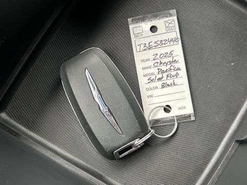 Used 2025 Chrysler Pacifica Select FWD image 36