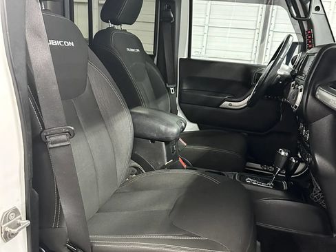 Used 2016 Jeep Wrangler Unlimited Rubicon w/ Connectivity Group AWD/4WD image 32