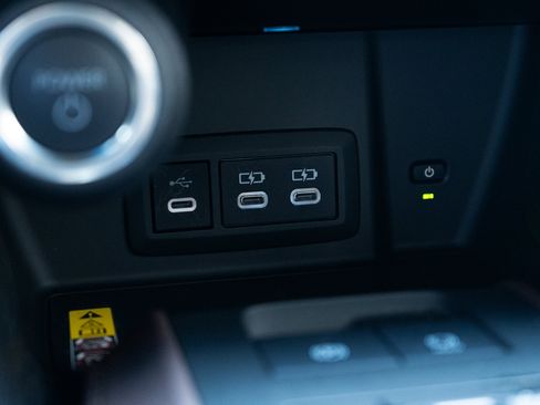 Used 2024 Toyota Venza XLE image 33